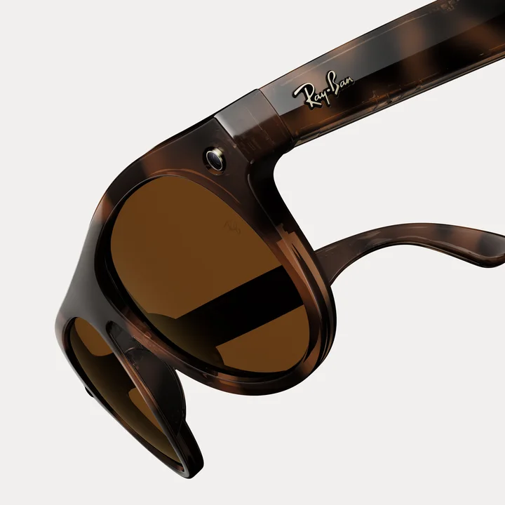 Ray-Ban Meta Gen 3 Zena 프레임의 카메라 근접 사진